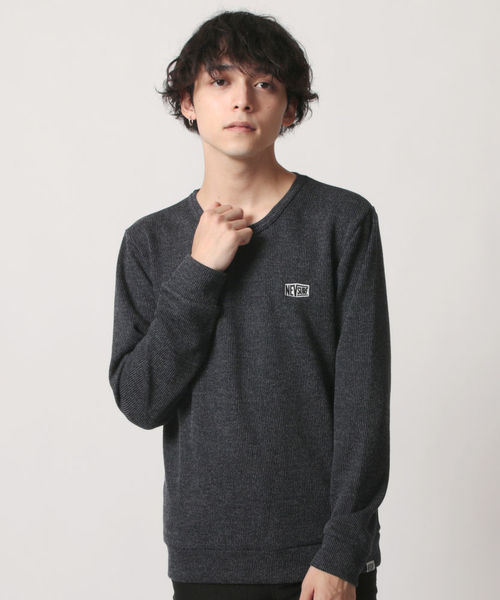 NEV(ネブ)の「ニットテレコ ワッペンロゴ クルーネック 長袖カットソー(Tシャツ/カットソー・メンズ・ブラック/ネイビー/グレー・M/L)」の1枚目の写真