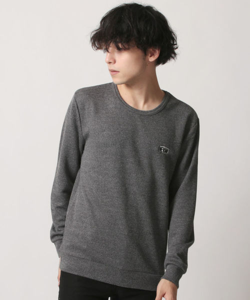 NEV(ネブ)の「ニットテレコ ワッペンロゴ クルーネック 長袖カットソー(Tシャツ/カットソー・メンズ・ブラック/ネイビー/グレー・M/L)」の3枚目の写真