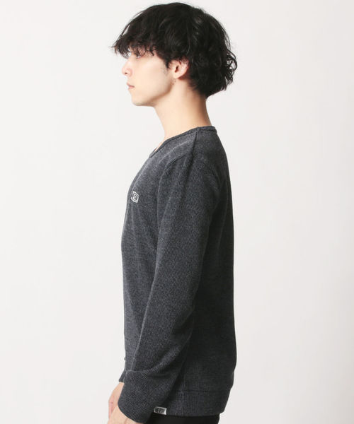 NEV(ネブ)の「ニットテレコ ワッペンロゴ クルーネック 長袖カットソー(Tシャツ/カットソー・メンズ・ブラック/ネイビー/グレー・M/L)」の5枚目の写真