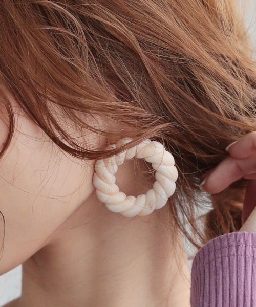 DONOBAN（ドノバン）の「ツイストサークルピアス [E]（ピアス（両耳用）・レディース・ベージュ/ブラウン・ONESIZE）」の2枚目の写真