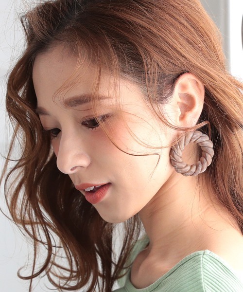 DONOBAN（ドノバン）の「ツイストサークルピアス [E]（ピアス（両耳用）・レディース・ベージュ/ブラウン・ONESIZE）」の20枚目の写真