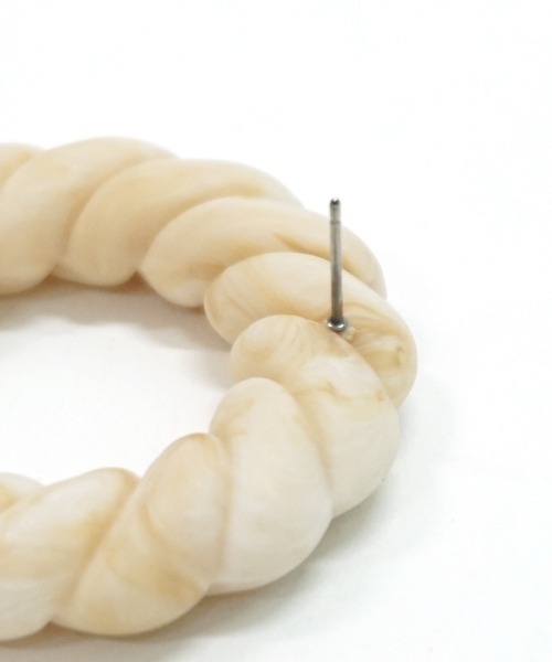 DONOBAN（ドノバン）の「ツイストサークルピアス [E]（ピアス（両耳用）・レディース・ベージュ/ブラウン・ONESIZE）」の9枚目の写真