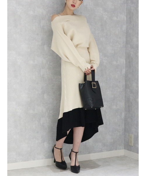 ROYAL PARTY（ロイヤルパーティー）の「アシメオフショルニットワンピース（ワンピース・レディース・ブラック/オフホワイト/ブルー・FREE）」の2枚目の写真