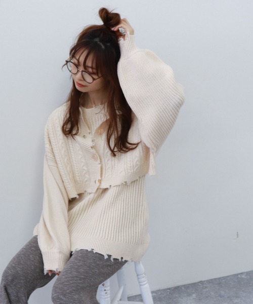 archives(アルシーヴ)の「ダメージ短丈カーディガンノースリセット(ニット/セーター・レディース・オフホワイト/ラベンダー/グリーン系その他/グレイッシュベージュ・MEDIUM)」の2枚目の写真