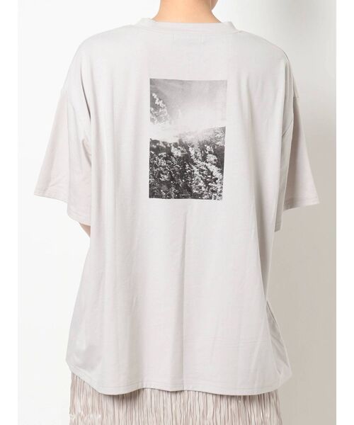 dazzlin（ダズリン）の「フォトメッセージオーバーTシャツ（Tシャツ/カットソー・レディース・グレー/オフホワイト/ベージュ/オレンジ・FREE）」の2枚目の写真