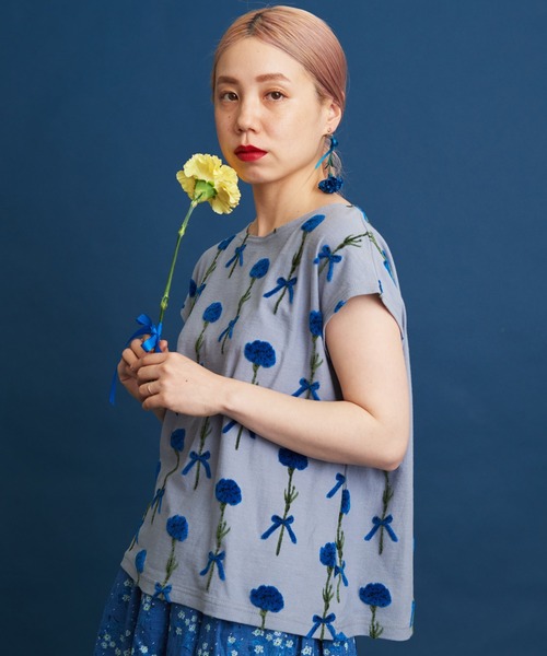 eiπe （イーペ）の「eiπe カーネーションジャカード　フレンチプルオーバー（Tシャツ/カットソー・レディース・レッド/ブルー・FREE）」の3枚目の写真