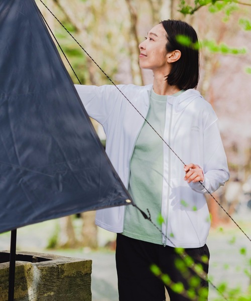 OUTDOOR PRODUCTS（アウトドアプロダクツ）の「ＵＶカット　UPF50＋　防蚊加工　冷感機能　ジッパアップパーカー　ラッシュガードとしても使用可　ワンポイントブランドロゴ（パーカー・レディース・パープル/グレー/ホワイト/ネイビー/ブラック・MEDIUM/LARGE）」の13枚目の写真