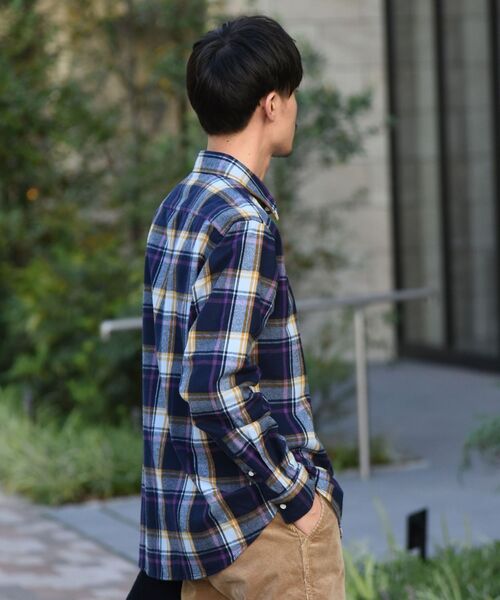 SHIPS（シップス）の「SHIPS: 播州織 フェザー チェック レギュラーカラー ネルシャツ（シャツ/ブラウス・メンズ・ベージュ/ネイビー/ブラウン/オリーブ・SMALL/MEDIUM/LARGE/X-LARGE）」の15枚目の写真