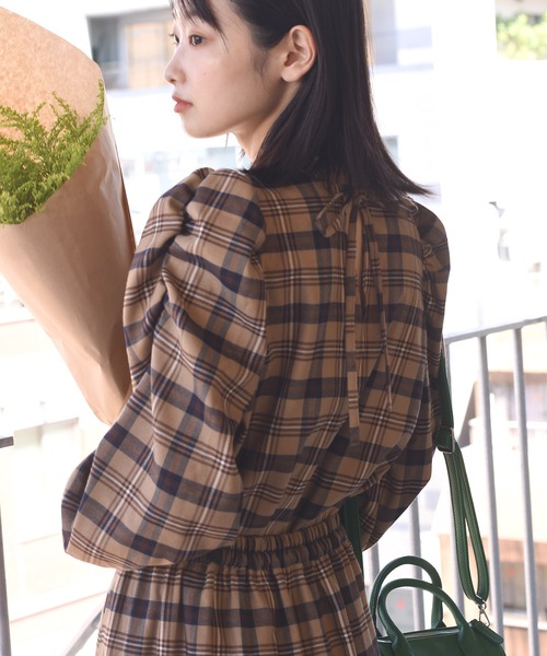 Alley by w closet（アリーバイダブルクローゼット）の「【SETUP対応】【Alley】チェックボリューム袖ブラウス（シャツ/ブラウス・レディース・ベージュ/ネイビー・FREE）」の2枚目の写真