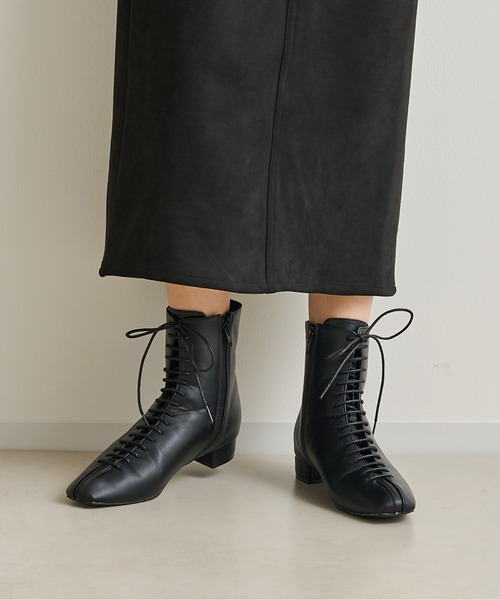 prose verse（プロズヴェール）の「レースアップショートブーツ（ブーツ・レディース・ベージュ/ブラック/グレイッシュベージュ・LARGE/SMALL/MEDIUM/LL）」の2枚目の写真