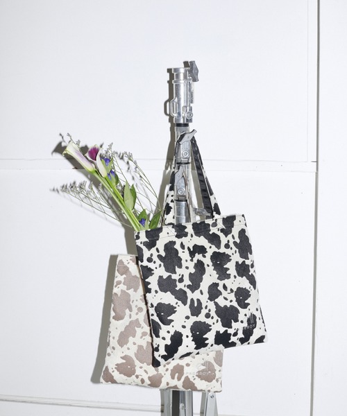 PAGEBOY（ページボーイ）の「eill×PAGEBOYカウガラトートバッグ（トートバッグ・レディース・ブラック系その他/グレー系その他・FREE）」の2枚目の写真