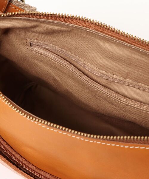 fes（フェス）の「fes/フェス カウレザー ショルダーバッグ（ショルダーバッグ・レディース・キャメル/レッド/ネイビー/グリーン・FREE）」の7枚目の写真