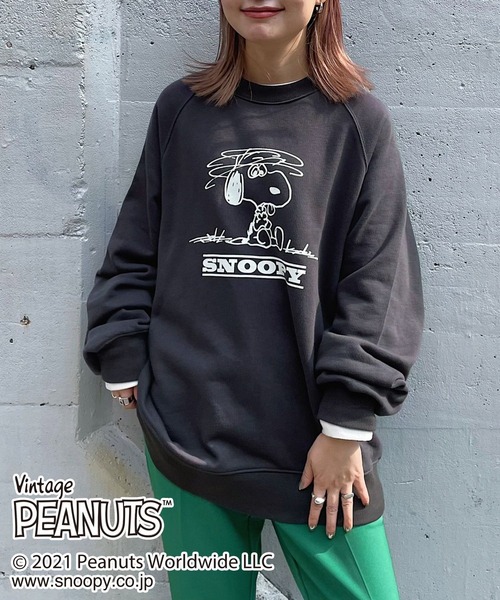 PAGEBOY（ページボーイ）の「SNOOPYラグランスウェット（スウェット・レディース・チャコールグレー/レッド/グリーン/オートミール・FREE）」の2枚目の写真