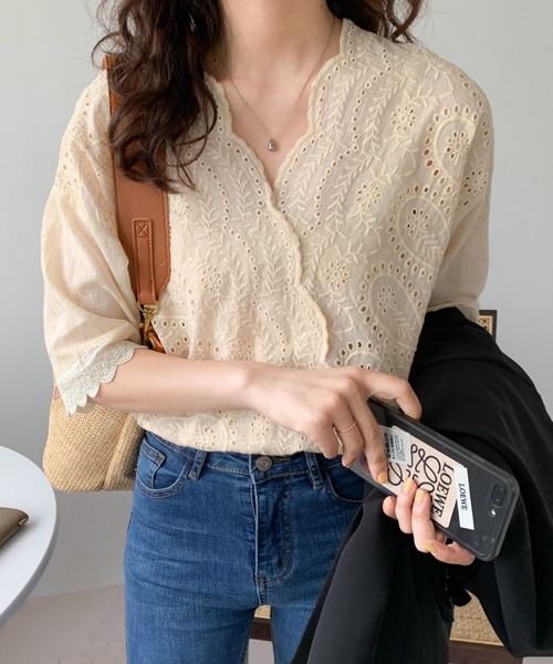 ABITOKYO（アビトーキョー）の「カシュクールカットワーク刺繍ブラウス（シャツ/ブラウス・レディース・ホワイト/ブラック/グレー/ブルー/グリーン/ブラウン/ベージュ/ネイビー・FREE）」の5枚目の写真