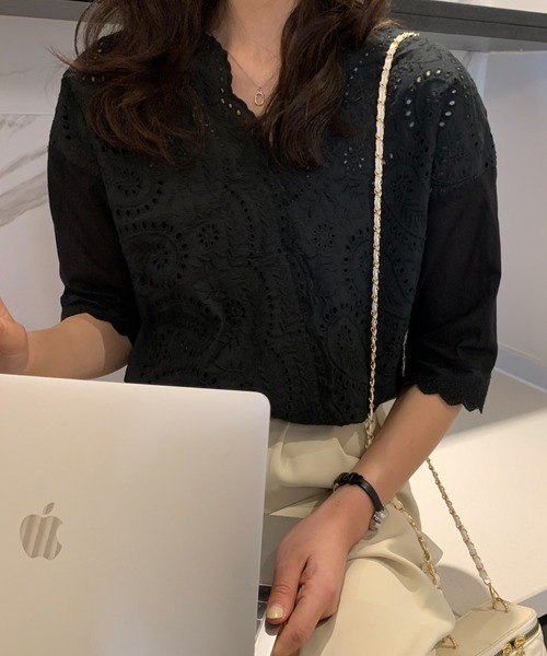 ABITOKYO（アビトーキョー）の「カシュクールカットワーク刺繍ブラウス（シャツ/ブラウス・レディース・ホワイト/ブラック/グレー/ブルー/グリーン/ブラウン/ベージュ/ネイビー・FREE）」の17枚目の写真