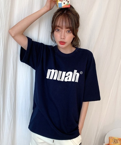 muahmuah（ムーアムーア）の「A'GEM/9 × .kom『muah muah』BALANCE MUAHLOGO T-SHIRT/バランスロゴ オーバーサイズ半袖Tシャツ/カットソー（Tシャツ/カットソー・レディース・ホワイト/ブラック/ネイビー/パープル/ライトパープル/イエロー/ピンク・FREE）」の3枚目の写真