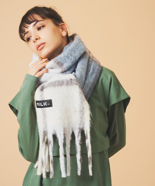 MILKFED.(ミルクフェド)の「BAR LOGO SHAGGY PLAID STOLE(ストール/ショール・レディース・グレー/オフホワイト・ONE SIZE)」の3枚目の写真