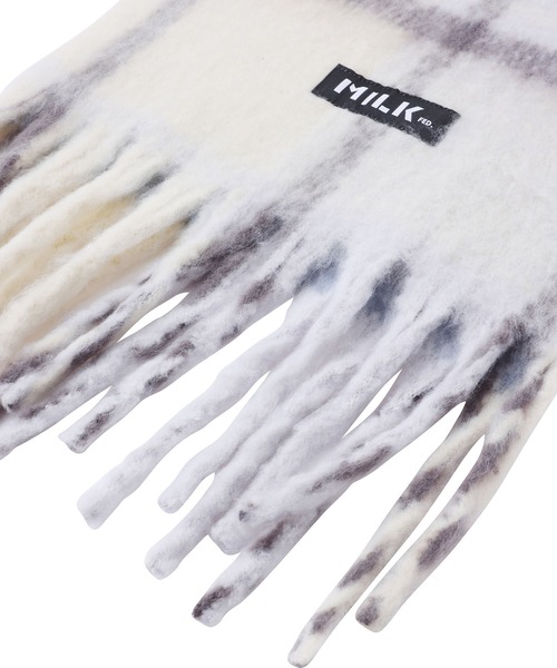 MILKFED.(ミルクフェド)の「BAR LOGO SHAGGY PLAID STOLE(ストール/ショール・レディース・グレー/オフホワイト・ONE SIZE)」の5枚目の写真