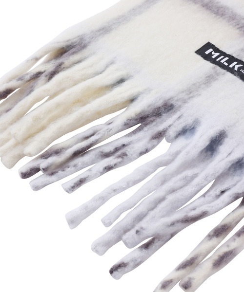 MILKFED.(ミルクフェド)の「BAR LOGO SHAGGY PLAID STOLE(ストール/ショール・レディース・グレー/オフホワイト・ONE SIZE)」の8枚目の写真