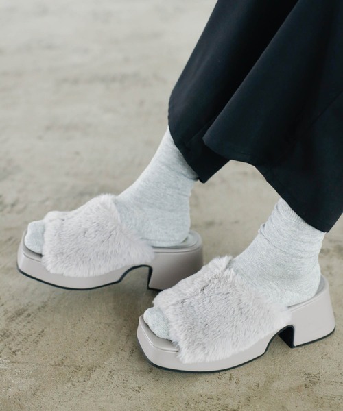 GeeRA(ジーラ)の「フェイクファーサンダル(サンダル・レディース・ブラック/ベージュ/グレー/アイボリー・SMALL/MEDIUM/LARGE/X-LARGE)」の4枚目の写真