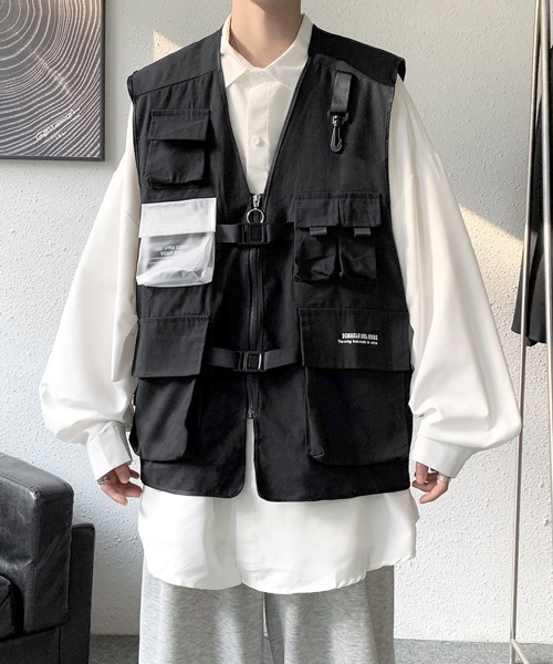 FVLMEN(フルメン)の「【FVLMEN】6pocket zip logo big vest/6ポケット ジップ ロゴ ビッグ ベスト(ベスト・メンズ・ブラック/カーキ・MEDIUM/LARGE/X-LARGE)」の2枚目の写真