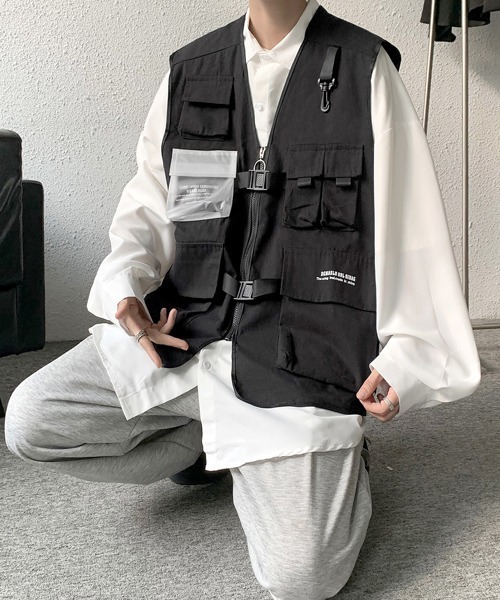 FVLMEN(フルメン)の「【FVLMEN】6pocket zip logo big vest/6ポケット ジップ ロゴ ビッグ ベスト(ベスト・メンズ・ブラック/カーキ・MEDIUM/LARGE/X-LARGE)」の3枚目の写真