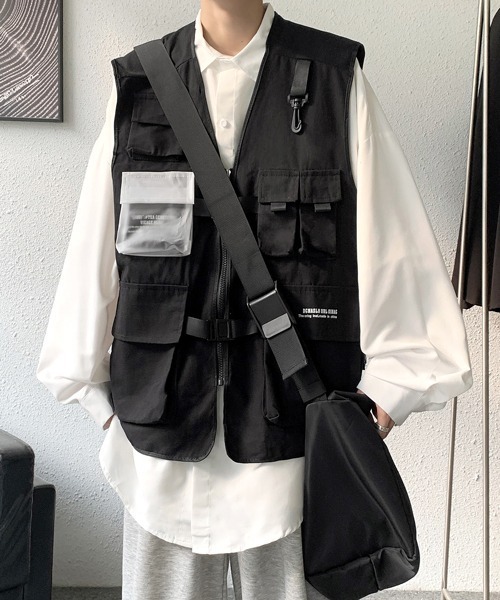 FVLMEN(フルメン)の「【FVLMEN】6pocket zip logo big vest/6ポケット ジップ ロゴ ビッグ ベスト(ベスト・メンズ・ブラック/カーキ・MEDIUM/LARGE/X-LARGE)」の5枚目の写真