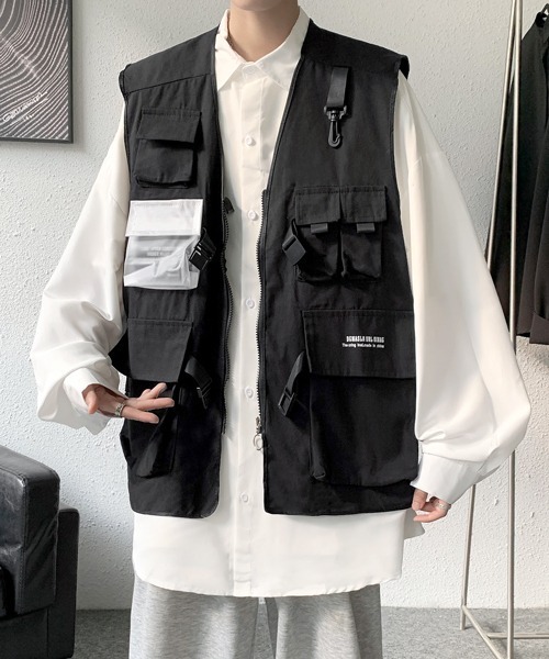 FVLMEN(フルメン)の「【FVLMEN】6pocket zip logo big vest/6ポケット ジップ ロゴ ビッグ ベスト(ベスト・メンズ・ブラック/カーキ・MEDIUM/LARGE/X-LARGE)」の8枚目の写真