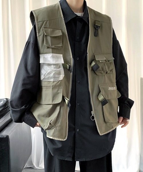 FVLMEN(フルメン)の「【FVLMEN】6pocket zip logo big vest/6ポケット ジップ ロゴ ビッグ ベスト(ベスト・メンズ・ブラック/カーキ・MEDIUM/LARGE/X-LARGE)」の14枚目の写真