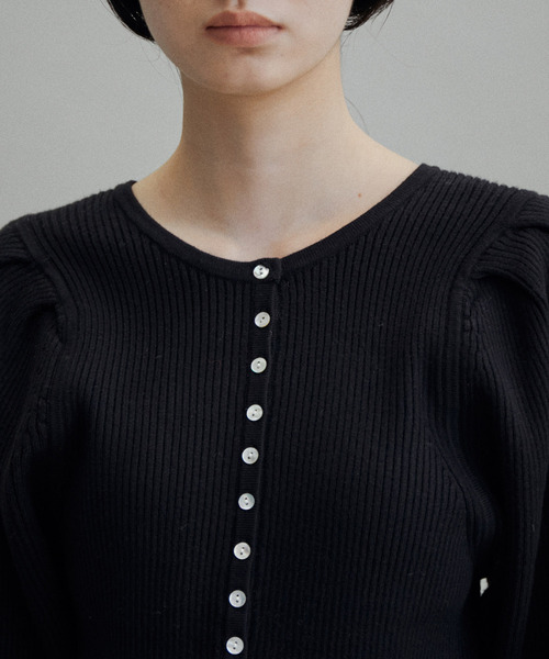ADAM ET ROPE'（アダムエロペ）の「【ZOZO限定】ボリュームスリーブ2WAYリブニットプルオーバー（ニット/セーター・レディース・ブラック/オフホワイト/レッド系その他/ブルー系その他4・FREE）」の15枚目の写真