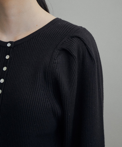 ADAM ET ROPE'（アダムエロペ）の「【ZOZO限定】ボリュームスリーブ2WAYリブニットプルオーバー（ニット/セーター・レディース・ブラック/オフホワイト/レッド系その他/ブルー系その他4・FREE）」の16枚目の写真