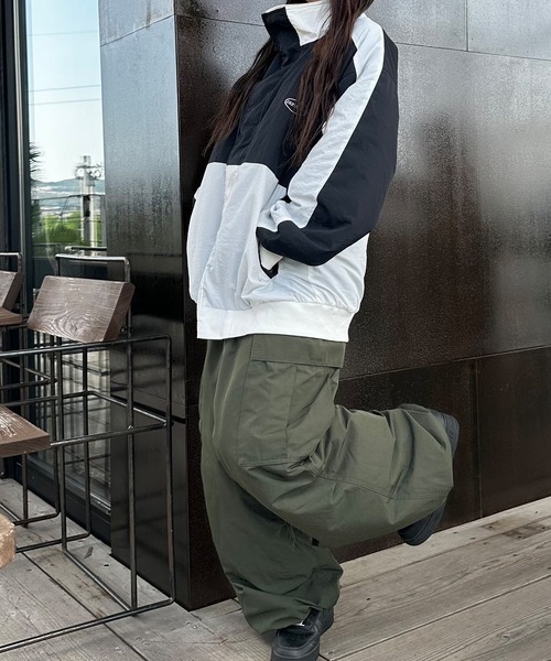 Snap club(スナップクラブ)の「【Snap club】サークル刺繍 バイカラーナイロンジャケット(ブルゾン・レディース・グリーン/ブラック/ブルー/ブラウン/オレンジ・M/L)」の12枚目の写真