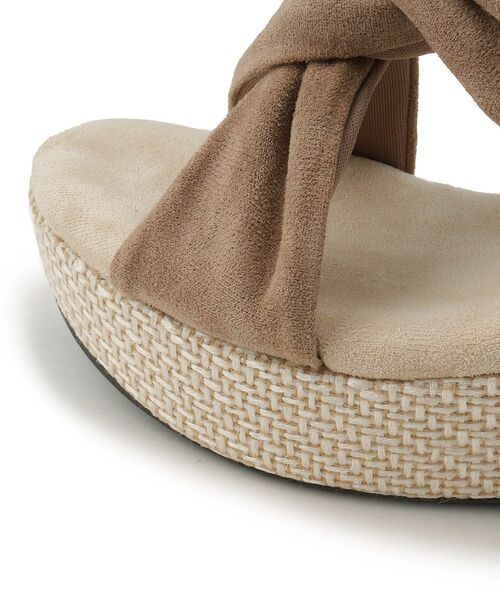 SHOO・LA・RUE（シューラルー）の「◆やわらかひねりウェッジサンダル（サンダル・レディース・チョコ/ベージュ/イエロー・35/45）」の9枚目の写真