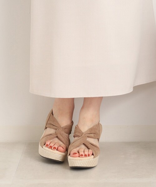 SHOO・LA・RUE（シューラルー）の「◆やわらかひねりウェッジサンダル（サンダル・レディース・チョコ/ベージュ/イエロー・35/45）」の10枚目の写真