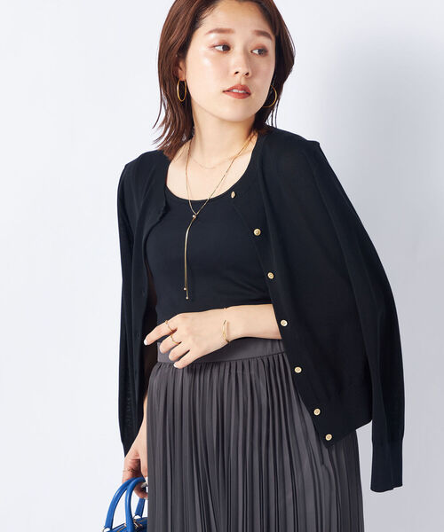 NOLLEY’S Sophi(ノーリーズソフィ)の「《手洗い可能》《アンサンブル対応》綿アセメタル釦クルーネックカーディガン(カーディガン/ボレロ・レディース・ブラック/ピンク/ホワイト/カーキブラウン・36/38)」の3枚目の写真
