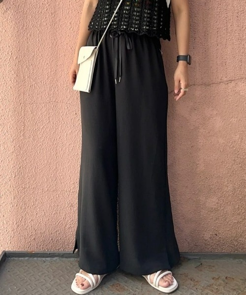 HONEYSUCKLE ROSE（ハニーサックルローズ）の「【接触冷感】【HONEYSUCKLE ROSE】サラサラスリットイージーパンツ（その他パンツ・レディース・カーキブラウン/ブラック・M-L）」の2枚目の写真