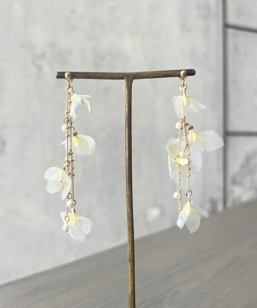 m.soeur(エムスール)の「シアーアジサイとパールの揺れピアス(ピアス(両耳用)・レディース・ブラック/ホワイト/グリーン/イエロー・FREE)」の4枚目の写真