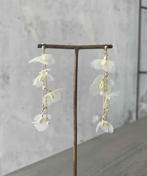 m.soeur(エムスール)の「シアーアジサイとパールの揺れピアス(ピアス(両耳用)・レディース・ブラック/ホワイト/グリーン/イエロー・FREE)」の3枚目の写真