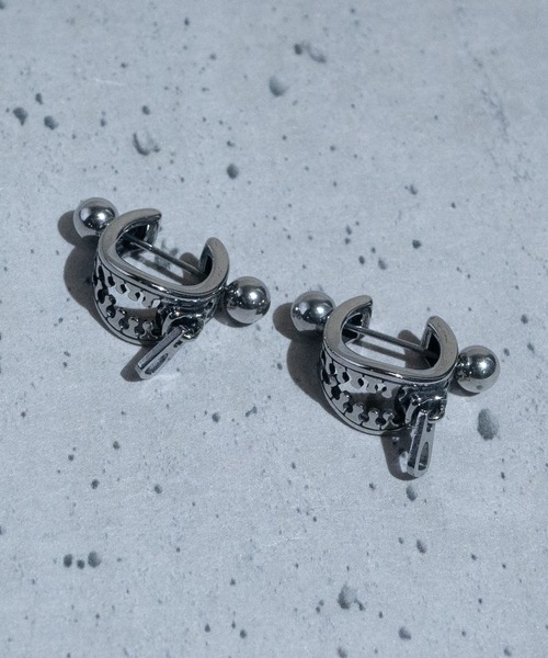 JOHN'S CLOSET(ジョンズクローゼット)の「【40】バリエーションピアス 〔両耳用/2個セット〕(ピアス(両耳用)・メンズ・シルバー系その他/シルバー系その他2/シルバー系その他3/シルバー系その他4/シルバー系その他5/シルバー系その他6/シルバー系その他7/シルバー/シルバー系・FREE)」の2枚目の写真