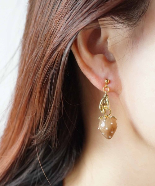 CERCA(チェルカ)の「jolie minette/もぎたて いちご狩り ゴールド ピアス(ピアス(両耳用)・レディース・ブラック/ベージュ/ブラウン/クリア・FREE)」の3枚目の写真