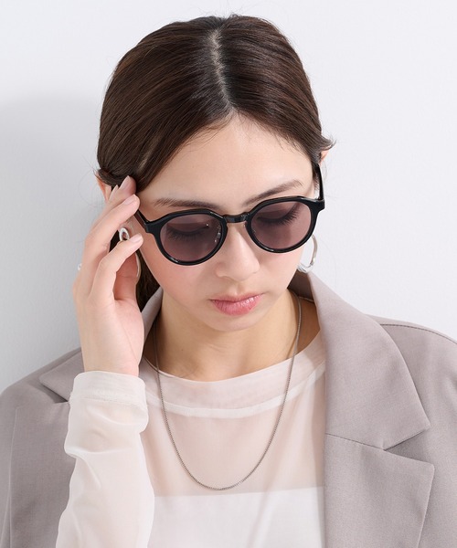 NOEYEDIA（ノーアイディア）の「【NOEYEDIA】ボストン　カラーレンズサングラス NE-430（サングラス・レディース・ブラック系その他2/ブラック系その他3/ブラック系1/ブラウン/グレー/ブラック系その他4/グレー系その他2/ブラウン系その他2/ブラウン系その他3・FREE）」の4枚目の写真