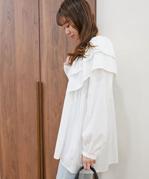 MAJESTIC LEGON(マジェスティックレゴン)の「ビッグフリルカラーチュニックブラウス(シャツ/ブラウス・レディース・オフホワイト/グレー/ベージュ・MEDIUM)」の11枚目の写真