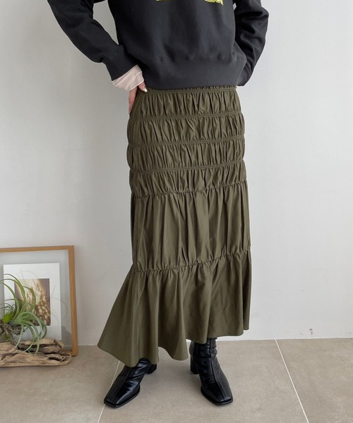 LOWRYS FARM（ローリーズファーム）の「シャーリングフレアスカート　982537（スカート・レディース・ブラック/カーキ/アイボリー・FREE）」の3枚目の写真