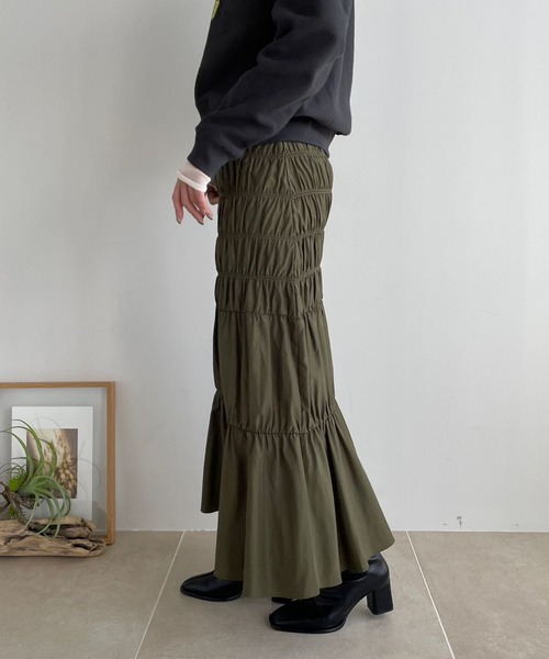 LOWRYS FARM（ローリーズファーム）の「シャーリングフレアスカート　982537（スカート・レディース・ブラック/カーキ/アイボリー・FREE）」の6枚目の写真