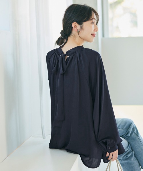 coca(coca)(コカ)の「サテンボウタイギャザーブラウス(シャツ/ブラウス・レディース・ネイビー/ライトベージュ・L/M)」の2枚目の写真