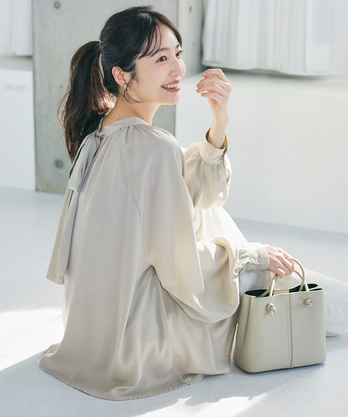 coca(coca)(コカ)の「サテンボウタイギャザーブラウス(シャツ/ブラウス・レディース・ネイビー/ライトベージュ・L/M)」の3枚目の写真