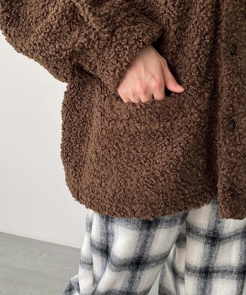 CANAL JEAN（キャナルジーン）の「RCW BLUE LABEL　フェイクムートンジャケット（ムートンコート・レディース・ベージュ/ブラウン・ONE SIZE）」の6枚目の写真