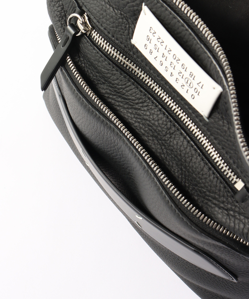 Maison Margiela（メゾンマルジェラ）の「【MAISON MARGIELA / メゾン マルジェラ】5AC Mini Shoulder Bag（ショルダーバッグ・メンズ・ブラック・FREE）」の4枚目の写真