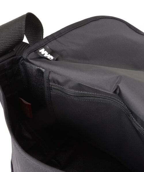 Manhattan Portage(マンハッタンポーテージ)の「Nylon Messenger Bag JR Flap Zipper Pocket NEW YORK CITY(メッセンジャーバッグ・メンズ・ブラック・SMALL)」の17枚目の写真
