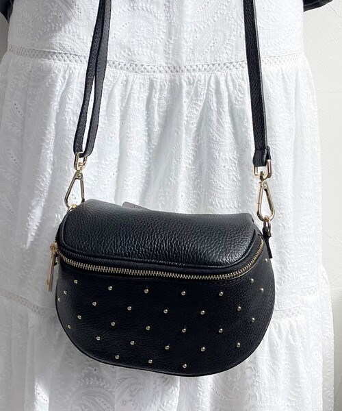 AULENTTI（オウレンティ）の「【AULENTTI/オーレンティ】スタッズボディポシェット（ショルダーバッグ・レディース・ベージュ/ブラック・FREE）」の2枚目の写真